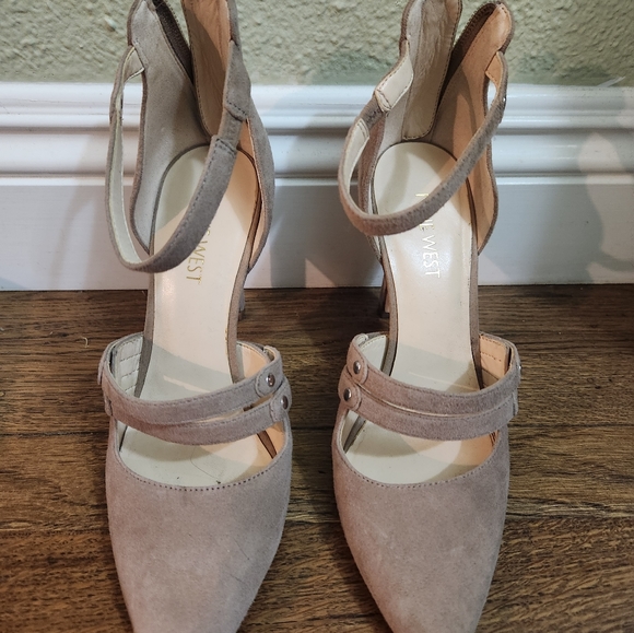 High heels. Nude Nine West. Size 7 - Picture 3 of 3